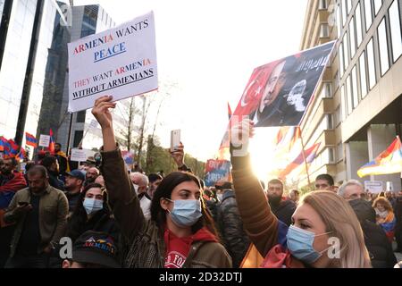 Brüssel, Belgien. Oktober 2020. Tausende Mitglieder der armenischen Diaspora nehmen an einer Demonstration gegen den bewaffneten Konflikt um die Region Berg-Karabach Teil. Quelle: ALEXANDROS MICHAILIDIS/Alamy Live News Stockfoto