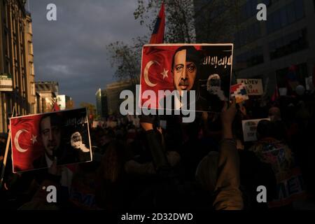 Brüssel, Belgien. Oktober 2020. Tausende Mitglieder der armenischen Diaspora nehmen an einer Demonstration gegen den bewaffneten Konflikt um die Region Berg-Karabach Teil. Quelle: ALEXANDROS MICHAILIDIS/Alamy Live News Stockfoto