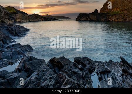 Die Blaue Lagune von Abereiddi ist eines der besten Beispiele in Pembrokeshire für einen Meeresbruch und beliebt für Koolenkung, Schwimmen und Tauchen. Stockfoto