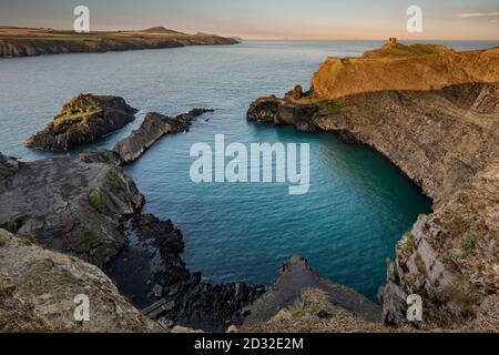 Die Blaue Lagune von Abereiddi ist eines der besten Beispiele in Pembrokeshire für einen Meeresbruch und beliebt für Koolenkung, Schwimmen und Tauchen. Stockfoto