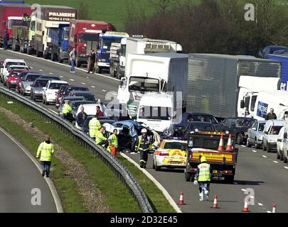 Die Szene auf der M40 in Richtung Süden in Oxfordshire, wo eine Person getötet wurde, nachdem mehr als 100 Fahrzeuge in einen Stapel verwickelt waren. Der Unfall ereignete sich gegen 7 Uhr morgens im dichten Nebel, als ein Motorradfahrer und ein Van auf der Südautobahn bei Lewknor zusammenprallten. *... Ein Sprecher der Polizei von Thames Valley sagte, dass mindestens eine Person bei dem Unfall getötet worden sei und dass es "irgendwelche Gehenden verletzt" gebe. Stockfoto