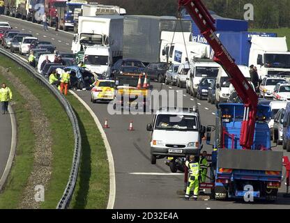 Ein Transporter wird von der Unfallstelle auf der M40 in Richtung Süden in Oxfordshire entfernt, nachdem mehr als 100 Fahrzeuge in einen Stapel verwickelt waren. Der Unfall ereignete sich gegen 7 Uhr morgens im dichten Nebel, als ein Motorradfahrer und ein Van auf der Südautobahn bei Lewknor zusammenprallten. *...EIN Sprecher der Polizei von Thames Valley sagte, dass mindestens eine Person bei dem Unfall getötet worden sei und es "irgendwelche Gehenden verletzt" gäbe. Stockfoto