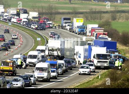 Die Szene auf der M40 in Richtung Süden in Oxfordshire, wo eine Person getötet wurde, nachdem mehr als 100 Fahrzeuge in einen Stapel verwickelt waren. Der Unfall ereignete sich gegen 7 Uhr morgens im dichten Nebel, als ein Motorradfahrer und ein Van auf der Südautobahn bei Lewknor zusammenprallten. *... Ein Sprecher der Polizei von Thames Valley sagte, dass mindestens eine Person bei dem Unfall getötet worden sei und dass es "irgendwelche Gehenden verletzt" gebe. Stockfoto