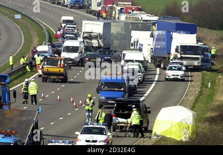 Die Leiche eines Motorradfahrers wird nach einem Mehrstapel auf der M40 in südlicher Richtung aus der Crashszene entfernt, wo mehr als 100 Fahrzeuge in einen Stapel verwickelt waren. Der Unfall ereignete sich gegen 7 Uhr morgens im dichten Nebel, als ein Motorradfahrer und ein Van in einer Kollision waren. *... auf der Südautobahn bei Lewknor. Ein Sprecher der Polizei von Thames Valley sagte, dass mindestens eine Person bei dem Unfall getötet worden sei und dass es "irgendwelche Gehenden verletzt" gebe. Stockfoto