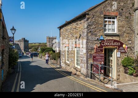 Die Kieselsteine führen zum Torhaus und zur St Davids Kathedrale, gelegen in der Stadt St Davids , Pembrokeshire , Wales , UK Stockfoto