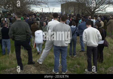 Sinn Fein Präsident Gerry Adams MP spricht bei einer Gedenkkundgebung anlässlich des 86. Jahrestages des Osteraufstands 1916 gegen die britische Herrschaft in Irland, am Republikanischen Denkmal auf dem Friedhof von Glasnevin in Dublin. Stockfoto