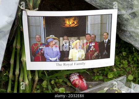 Tribute ruhen vor den Toren der Londoner Residenz der Queen Mother, Clarence House, im Zentrum von London. Der Sarg der Queen Mother wird von Windsor in die Queen's Chapel im St. James Palace gebracht. Der Sarg der Königin Mutter wird dann aus dem St. James's Palace genommen. *...auf einer Pferdekutsche für die im Zustand vor der Beerdigung in Westminster Abbey liegenden. Stockfoto