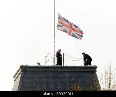 Bewaffnete Polizisten nehmen ihre Positionen über Whitehall ein, bevor die Prozession den Sarg von Königin Elizabeth, der Königin Mutter, von der Queen's Chapel zur Westminster Hall, wo sie bis zu ihrem Begräbnis in Westminster Abbey in einem Zustand liegen wird, sehen wird. Stockfoto