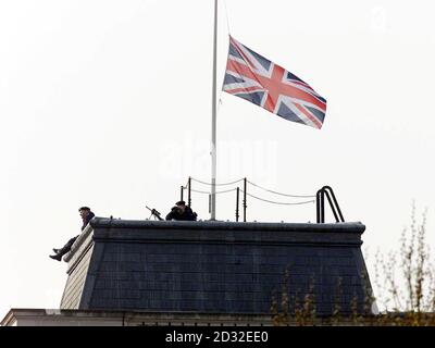 Bewaffnete Polizisten nehmen ihre Position über Whitehall vor der Prozession, die den Sarg von Königin Elizabeth, der Königin Mutter, von der Queen's Chapel zu Westminster Hall, wo sie im Zustand liegen wird, bis zu ihrem Begräbnis in Westminster Abbey sehen wird. Stockfoto