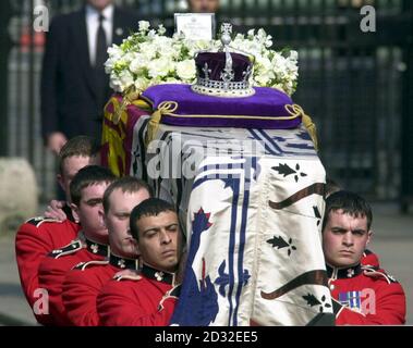 Der Sarg von Queen Elizabeth, der Queen Mother, wird von der Queen's Chapel vor einer Prozession in die Westminster Hall im Zentrum von London getragen, wo sie bis zu ihrer Beerdigung in Westminster Abbey in einem Zustand liegen wird. Stockfoto