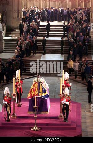 Trauernde zahlen ihre letzte Achtung, Datei am Sarg von Königin Elizabeth, die Königin Mutter, die im Zustand liegt in Westminster Hall im Zentrum von London vor ihrer Beerdigung in Westminster Abbey. Stockfoto