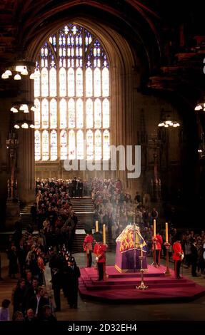 Trauernde zahlen ihre letzte Achtung, Datei am Sarg von Königin Elizabeth, die Königin Mutter, die im Zustand liegt in Westminster Hall im Zentrum von London vor ihrer Beerdigung in Westminster Abbey. Stockfoto