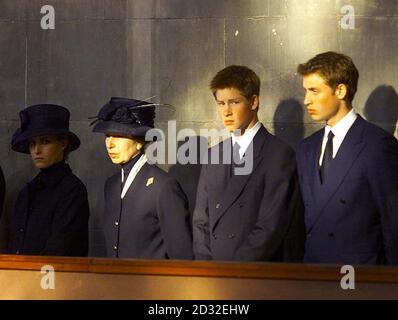 Von links sehen Gräfin von Wessex, Prinzessin Royal, Prinz Harry und Prinz William, wie die vier Enkel der Königin Mutter, der Prinz von Wales, Herzog von York, Graf von Wessex und Viscount Linley, vor der Katafalque stehen. * in Westminster Hall, vor ihrer Beerdigung in Westminster Abbey. Stockfoto