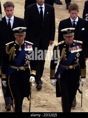 Mitglieder der königlichen Familie (links-rechts) Prinz William, der Prinz von Wales, der Herzog von Edinburgh und Prinz Harry beobachten, wie der Sarg von Königin Elizabeth, der Königin Mutter, die Westminster Hall verlässt, um seinen Weg zur Westminster Abbey zu finden. * nach dem Gottesdienst wird der Sarg der Königin Mutter zur St. George's Chapel in Windsor gebracht, wo sie neben ihrem Mann, König George VI., zur Ruhe gelegt wird Stockfoto