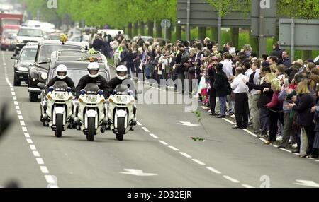 Menschenmengen werfen Blumen in den Pfad des Leichenbeckens, der den fahnendrapierten Sarg von Königin Elisabeth, der Königin Mutter, trägt. Tausende von Menschen säumen die Route entlang der A4, während die Cortege nach der Beerdigung der Königin Mutter in der Westminter Abbey aus dem Zentrum Londons zieht. * ... vor einer privaten Zeremonie in der St. George's Chapel in Windsor. Stockfoto