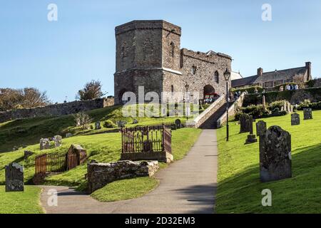 Das Pförtnerhaus Porth y Twr aus dem 13. Jahrhundert und der achteckige Glockenturm der St Davids Cathedral befinden sich in der Stadt St Davids, Pembrokeshire, Wales Stockfoto