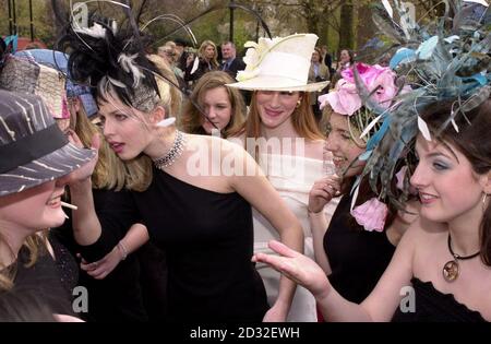 Isabelle Coaten , 17,2. Links, aus London, versucht während einer Fotoausstellung für vergangene und gegenwärtige Debütanten im Londoner Hyde Park, in der Nähe des Dorchester Hotels, wo die 50. Berkeley Dress Show stattfindet, eine Fliege aus dem Auge eines Debütanten zu entfernen. * die Show ist der traditionelle Start in die London Social Season, die über 20,000 für die führende Kinderhilfsorganisation NSPCC in Großbritannien sammeln soll. Stockfoto