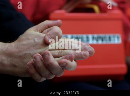 Gordon Browns Fingernägel werden vor dem Hintergrund einer Spielzeugkiste aus Plastik während eines Besuchs in der Downing Street Nummer 11 von Schulkindern der Shaftesbury Park Schule in Battersea am Vorabend des Budgettages niedergebissen. Stockfoto