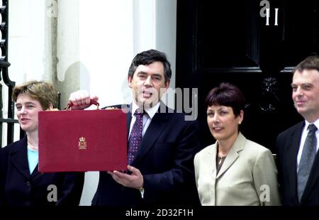 (Von links nach rechts) Wirtschaftsministerin Ruth Kelly, der Schatzkanzler Gordon Brown, Generalzahler, Dawn Primarolo und Chief Secretary of the Treasury Andrew Smith verlassen ihren offiziellen Londoner Wohnsitz in der Downing Street 11. * ... für das Unterhaus, Details der Haushaltspläne der Regierung zu offenbaren. Stockfoto