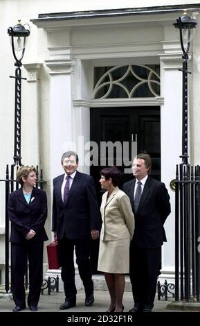 (Von links nach rechts) Wirtschaftsministerin Ruth Kelly, der Schatzkanzler Gordon Brown, Generalzahler, Dawn Primarolo und Chief Secretary of the Treasury Andrew Smith verlassen ihren offiziellen Londoner Wohnsitz in der Downing Street 11. * .... für das Unterhaus, Details der Haushaltspläne der Regierung zu offenbaren. Stockfoto