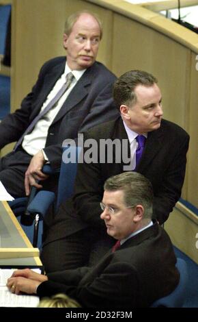 Erster Minister, Jack McConnell (Mitte) wird eine Frage gestellt, im schottischen Parlament über den schottischen Haushalt, während Gesundheitsminister, Malcolm Chisholm (Rückseite) und Finanzminister Andy Kerr darauf schauen. Stockfoto