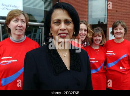 Dr. Beverley Malone der Generalsekretär des Royal College of Nursing with Nurses im Harrogate Conference Center, wo der RCN Kongress 2002 in der Stadt North Yorkshire begann. Die Konferenz wird am Mittwoch von Gesundheitsminister Alan Milburn gesprochen. Stockfoto