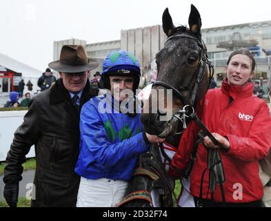 Hurricane Fly, Jockey Ruby Walsh abd Trainer Willie Mullins (links) nach dem Gewinn der BHP Insurance Irish Champion Hürde während des BHP Insurance Irish Champion Hurdle Day auf der Leopardstown Racecourse, Dublin, Irland. Stockfoto