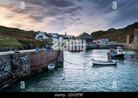 Am frühen Morgen im Hafen von Porthgain an der nördlichen Küste von Pembrokeshire, Wales Stockfoto
