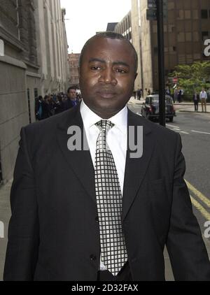 Der Verteidigungsminister Courtney Griffiths verlässt den Old Bailey, London. Damilola blutete im November 2000 von einem Oberschenkel aus. *Wunde durch Glasbruch auf dem North Peckham Estate, Süd-London. Zwei 16-jährige Brüder wurden heute am Donnerstag, den 25. April 2002, vom Mord an dem Schuljungen Damilola Taylor freigesprochen. Sie waren die letzten der vier ursprünglichen Angeklagten im Old Bailey, die von der Tötung des 10-jährigen Damilola freigesprochen wurden. Eine Jury aus vier Frauen und sieben Männern befand, dass die Brüder nicht des Mordes, Totschlags und des Angriffs mit der Absicht, sie auszurauben, schuldig waren. Ein 15-jähriger Junge und die 17-jährige Stockfoto