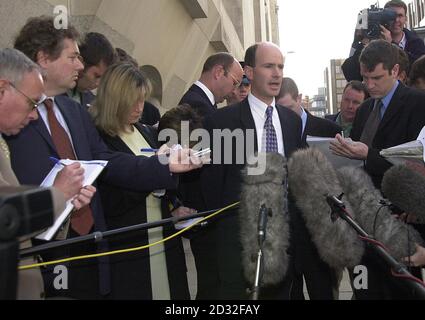 Neil O'May, Anwalt von Damilola Taylor, gibt im Namen der Taylors außerhalb des Old Bailey, London, eine Erklärung ab. Damilola blutete im November 2000 an einer Oberschenkelwunde, die durch Glasbruch auf dem North Peckham Estate im Süden Londons verursacht wurde. *... Zwei 16-jährige Brüder wurden heute vom Mord an dem Schuljungen Damilola Taylor freigesprochen. Sie waren die letzten der vier ursprünglichen Angeklagten im Old Bailey, die von der Tötung des 10-jährigen Damilola freigesprochen wurden. Eine Jury aus vier Frauen und sieben Männern befand, dass die Brüder nicht des Mordes, Totschlags und des Angriffs mit der Absicht, sie auszurauben, schuldig waren. Ein 15-jähriger Jugendlicher und Stockfoto