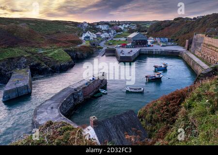 Am frühen Morgen im Hafen von Porthgain an der nördlichen Küste von Pembrokeshire, Wales Stockfoto