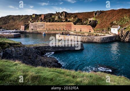 Am frühen Morgen im Hafen von Porthgain an der nördlichen Küste von Pembrokeshire, Wales Stockfoto