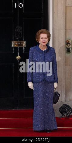 Die ehemalige Premierministerin Margaret Thatcher steht vor der Downing Street 10, wo Premierminister Tony Blair ein königliches Golden Jubilee Dinner veranstaltete. * die Königin, der Herzog von Edinburgh und vier ehemalige Premierminister waren zusammen mit den Verwandten von fünf anderen Ministerpräsidenten, die Macht während der Königin 50-jährige Herrschaft gehalten, aber seitdem gestorben. Stockfoto