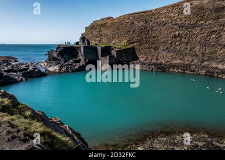 Die Blaue Lagune von Abereiddi ist eines der besten Beispiele in Pembrokeshire von einem Meeresbruch und beliebt für Koolenkung, Schwimmen und Tauchen. Stockfoto