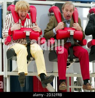 Der ehemalige konservative Abgeordnete Neil Hamilton und seine Frau Christine auf der Lucozade-Raumaufnahme im Pleasureland Park, Southport, Merseyside. Neil und Christine Hamilton lancierten die neue, 1 Million Fairground Attraktion, US-designed Space Shot. *...der 150 Meter hohe White-Knickle-Thriller sieht bis zu 12 Fahrer, die mit 80 km/h in die Luft katapultiert werden, bevor sie wieder auf die Erde fallen - ein Erlebnis, das mit einem Auswurf aus einem Kampfflugzeug vergleichbar ist. Stockfoto