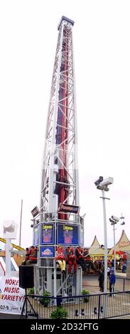 Ehemaliger konservativer Abgeordneter, Neil Hamilton und seine Frau Christine auf der Lucozade Space Shot (vor dort Erfahrung) im Pleasureland Park, Southport. * Neil und Christine Hamilton lancierten die neue, 1 Million Fairground Attraktion, US-designed Space Shot. Der 150 Meter hohe White-Knickle-Thriller sieht bis zu 12 Fahrer, die mit 80 km/h in die Luft katapultiert werden, bevor sie wieder auf die Erde fallen - eine Erfahrung, die mit dem Auswurf aus einem Kampfflugzeug vergleichbar ist. Stockfoto