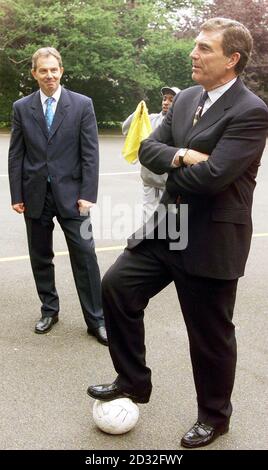 Premierminister Tony Blair mit dem ehemaligen West Ham und England Fußballspieler Trevor Brooking bei einem Besuch der Rockingham Estate Play Association im Elephant and Castle im Südosten Londons. Der Premierminister war anwesend, um die Ausweitung eines Programms der Regierung zu fördern, um Jugendliche in 10 Hot-Spot-Gebieten von der Straße fernzuhalten. Stockfoto