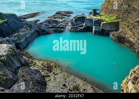 Die Blaue Lagune von Abereiddi ist eines der besten Beispiele in Pembrokeshire von einem Meeresbruch und beliebt für Koolenkung, Schwimmen und Tauchen. Stockfoto