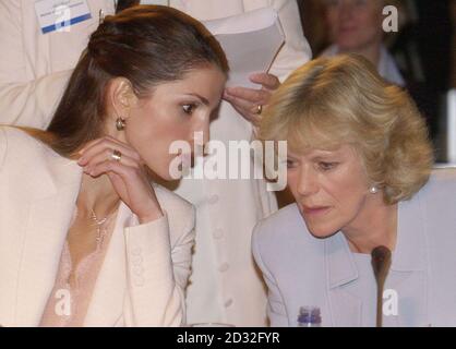 Camilla Parker Bowles (R) trifft Königin Rania von Jordanien, nachdem sie ihre erste öffentliche Rede in ihrer Eigenschaft als Präsidentin der Nationalen Osteoporose-Gesellschaft auf der Konferenz Women Leaders Roundtable der Internationalen Osteoporose-Stiftungen in Lissabon, Portugal, gehalten hat. Stockfoto