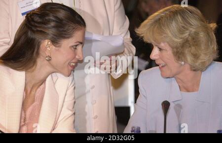 Camilla Parker Bowles (R) trifft Königin Rania von Jordanien, nachdem sie ihre erste öffentliche Rede in ihrer Eigenschaft als Präsidentin der Nationalen Osteoporose-Gesellschaft auf der Konferenz Women Leaders Roundtable der Internationalen Osteoporose-Stiftungen in Lissabon, Portugal, gehalten hat. Stockfoto