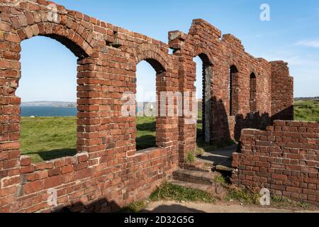 Rote Backsteingebäude, Ruinen der industriellen Abbauaktivitäten stehen auf Klippen nahe Porthgain Hafen, Pembrokeshire Coast National Park, Wales Stockfoto