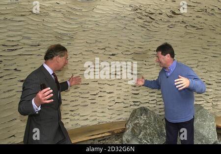 Der Prinz von Wales mit Alan Titchmarsh im Healing Garden, den er bei der Chelsea Flower Show mitgestaltet hat, und dass er, wie sich gezeigt hat, seiner verstorbenen Großmutter, der Queen Mother, gewidmet hat. * der Prinz verbrachte eine Stunde damit, den Garten zu betrachten, in dem die Widmung in einem Felsbrocken mit den Insignien der Königin Mutter und der Inschrift "in liebevoller und hingebungsvoller Erinnerung" gesetzt ist. Der Garten wurde von Laurent Perrier mit den Pflanzen aus dem homöopathischen Lieferanten Nelson Bach gesponsert. Die Chelse Flower Show wird vom 23. Bis 24. Mai in London für die Öffentlichkeit geöffnet. Stockfoto