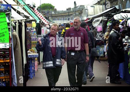 Chris Hughes (rechts) und Colin Tanner, die Straßenwärter von Hammersmith und Fulham, patrouillieren auf dem Shepherd's Bush Markt in West London, vor der ersten Internationalen Warden Conference, die in London eröffnet wird. * ... Rund 130 Delegierte sind aus den USA, Holland, Belgien und Australien zu dem Treffen nach Piccadilly gereist, das vom Government's Neighborhood and Street Wächters Program veranstaltet wird. Die fünf Straßenwärter, die im April von der Station aus mit Patrouillen auf den Straßen von Shepherd's Bush begannen, befassen sich mit Problemen der Gemeinschaft wie Graffiti und der Manager des Programms, Colin Tanner, betonte die Rolle des Straßenwärters Stockfoto