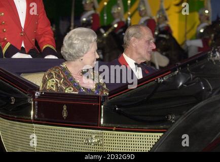 Die Königin und der Herzog von Edinburgh kommen in einem offenen Carrage in der Castle Arena bei der Royal Windsor Pferdeshow an. Das Königspaar war bei der Show, um 'All the Queen's Horses' zu sehen, eine Pferdeschau von 1,000 Pferden und 2,000 Darstellern. *... die während ihrer 50-jährigen Regierungszeit die besten Reitsportler der Königin nachgebildet hat. Die Königin war ein jährlicher Besucher der Show, die jetzt in ihrem 59. Jahr ist, und diese Show ist ein Teil ihrer Golden Jubilee Feiern. Stockfoto