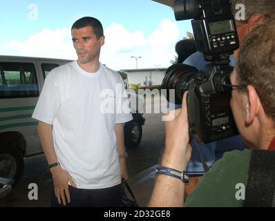 Kapitän der Republik Irland Roy Keane kommt am Flughafen Saipan an, nachdem Manager Mick McCarthys schockierend entschieden hatte, ihn aus der WM-Mannschaft zu entlassen. * Keane wurde aus dem Team geworfen, nach einer offensichtlichen Stand-up-Reihe mit McCarthy und zwei Medieninterviews, in denen der Manchester United-Star das irische Trainingsgerüst scharf kritisierte. Stockfoto