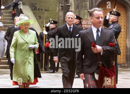 Die britische Königin Elizabeth II. Folgt in Begleitung des Herzogs von Edinburgh Schottlands erstem Minister Jack McConnell aus der Eröffnung der Generalversammlung in Edinburgh. Stockfoto