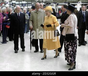 Die Königin und der Herzog von Edinburgh kommen am Bahnhof Aberdeen in Schottland an. Die Königin und der Herzog von Edinburgh wurden bei der Ankunft im Duthie Park im Rahmen der Feierlichkeiten zum Goldenen Jubiläum von Tausenden von Wohlbehelfern begrüßt. Stockfoto