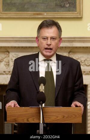 Verkehrsminister Stephen Byers sagt Journalisten auf einer Pressekonferenz in Downing Street, dass er zurücktritt. Der Minister, der für die Leitung seines Ministeriums weithin kritisiert wurde, sagte, er werde gehen, weil es das Richtige für die Regierung und die Labour Party sei. Stockfoto