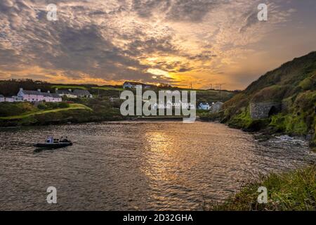 Der malerische Hafen und das Küstendorf Abercastle bei Sonnenaufgang, Pembrokeshire, Wales, Großbritannien Stockfoto