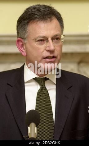 Verkehrsminister Stephen Byers sagt Journalisten auf einer Pressekonferenz in Downing Street, dass er zurücktritt. * der Minister, der weithin für die Leitung seiner Abteilung kritisiert wurde, sagte, er würde gehen, weil es das Richtige für die Regierung und die Labour Party sei. *29/06/02 Transport Secretary Stephen Byers, der Samstag, 29 2002. Juni, zugab, betrügen auf seinem Partner, Jan Cookson, mit einem blonden Labour Stadtrat. Barbara Corish sagte, der ehemalige Kabinettsminister habe sie kürzlich auf einer Parteikonferenz in sein Hotelzimmer geschmuggelt. Aber das Gefecht hat gesüßt, als er unanständig war Stockfoto